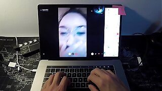 Actriz porno milf española se folla a un fan por webcam (VOL III). Esta madurita sabe sacar bien la leche a distancia.